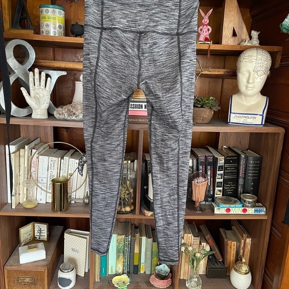 Victoria’s Secret gray leggings sz small - Picture 3 of 4
